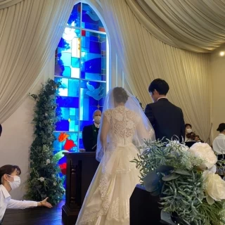 光が差し込むステンドグラスが素敵