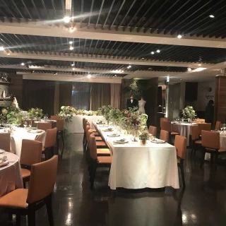 ゲストとの距離が近い披露宴会場