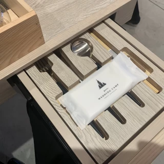 引き出しにフォークやお箸が入っている