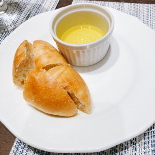 試食のパン。オリーブオイルと塩でいただきました。
