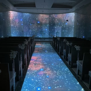 チャペルの星空の映像演出。