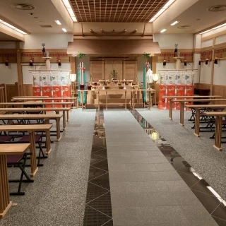 神前式の挙式会場。出雲大社の分社というだけあり本格的。