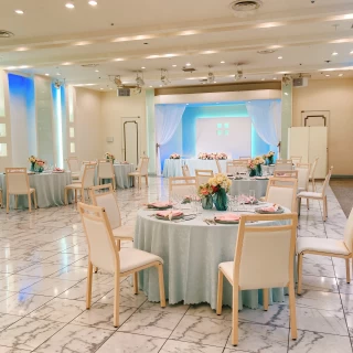 明るい照明と可愛らしいデザインの披露宴会場(マルセイユ)。