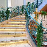 一階披露宴会場併設のテラスにはナチュラルな雰囲気の大階段。