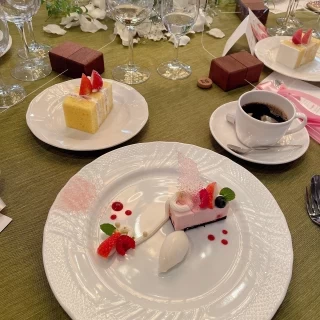 ストロベリーのムースが甘酸っぱくて美味しいです。