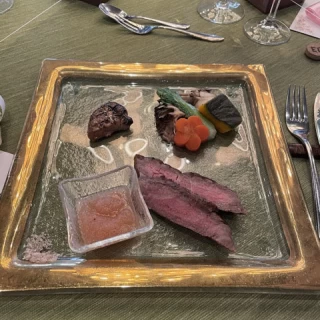 黒毛和牛とフォアグラ、とても甘くて美味しかったです。