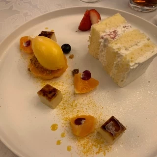デザートとウェディングケーキ