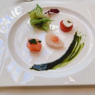前菜
抹茶のソースが美味しいです。