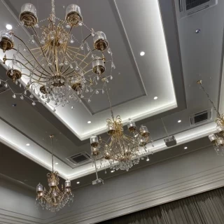 天井のシャンデリア