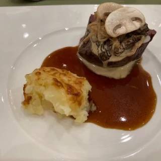 肉料理
こちらもゲストから好評でした
披露宴後食べました