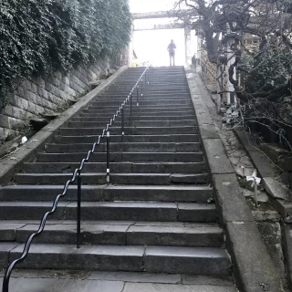 湯島駅方面からの階段