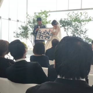 自然光が差し込みナチュラルな空間での挙式。
