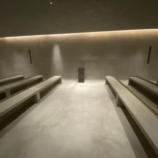 両脇にゲストが座るので囲まれた珍しい形でのセレモニーです。