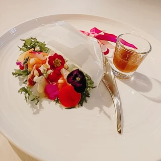 前菜。ルビーロマンのドレッシング。