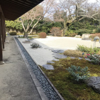 和風庭園(白い砂の部分は立ち入りOK、縁側からのみ入れる)