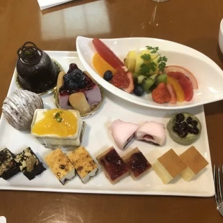 披露宴後にブライズルームで食事をさせてもらいました。