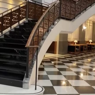 挙式後この階段を降りました。