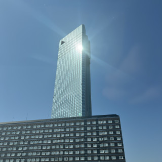 この高いビルの高層階がスカイチャペルです。