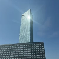この高いビルの高層階がスカイチャペルです。