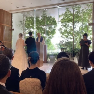 素敵な新郎新婦とチャペル