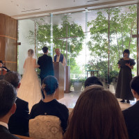 素敵な新郎新婦とチャペル