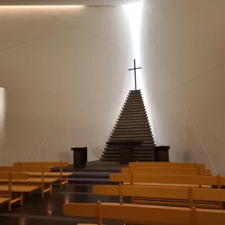 どの角度からも見ても自然光がほんのりと入る神秘的な空間。