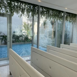 チャペルの窓からは水色の水が見えます。