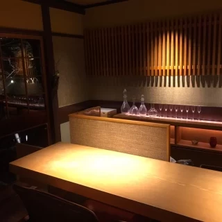 待合場所はバーカウンターではなく和式