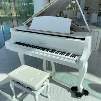 白いグランドピアノがあります。