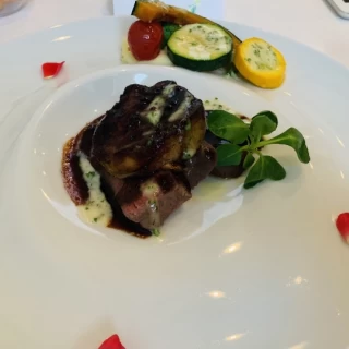 牛フィレ肉とフォアグラのソテー。肉は冷めなければ柔らかいです