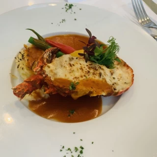 オマールエビのポワレ。エビもソースも美味しかったです。