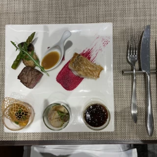 試食の料理（1枚目）。松かさ焼が絶品でした。