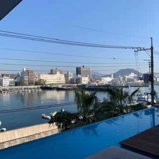 披露宴会場の前のベランダから海が見える