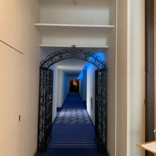 ホテル内チャペルへの通路