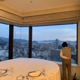 高層階の窓のある会場