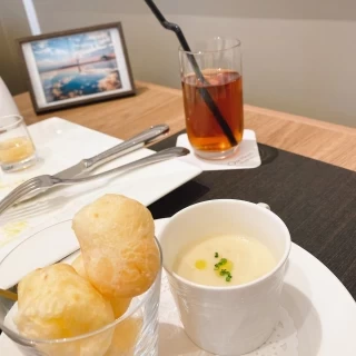 パンとスープ
パンは食べやすく、チーズの風味がして美味しい