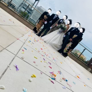 チャペル退場に外に出て集合写真があります
