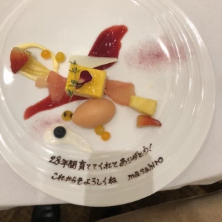 最後のデザートに両親へメッセージプレートを入れました