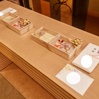 披露宴終了時に両親贈呈品を並べて飾ってくれていました