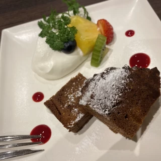 食後にいただいたデザートのケーキ甘すぎずおいしかった！
