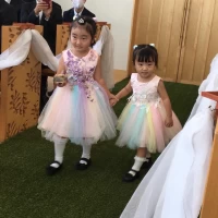 バージンロードには芝生を引きました。