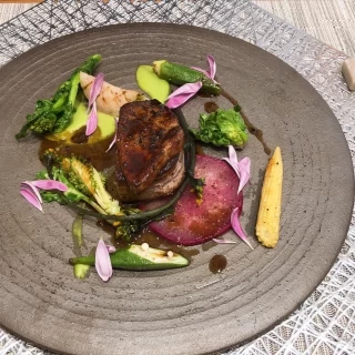 フォアグラののったフレンチ料理
