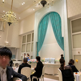 隣の円卓とも十分な距離があり、密集していません。