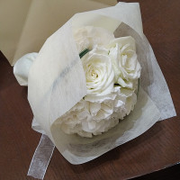 花嫁から貰ったブーケはドライフラワーにして今も飾っています。