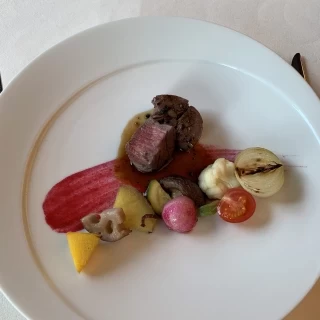 メインのお肉料理の一例。