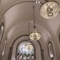チャペル天井にはシャンデリア