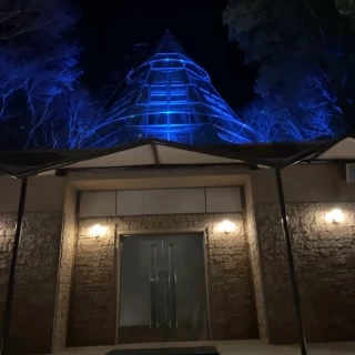 ライトアップされた夜のチャペルの正面入り口の写真。