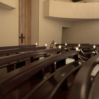 教会の椅子はカーブを描いており、奥に座っても見やすいです
