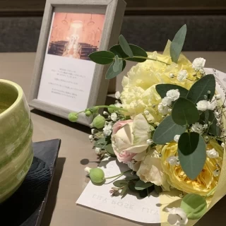 待合でプチブーケを頂き、装花のイメージにもなりそうです