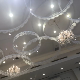フランス館のレースのシャンデリア